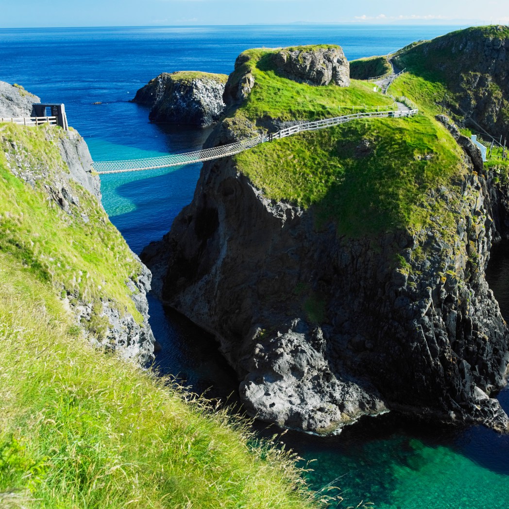 Η περιοχή της Βόρειας Ιρλανδίας συνδέεται με το νησί Sheep Island με μια γέφυρα από σχοινί