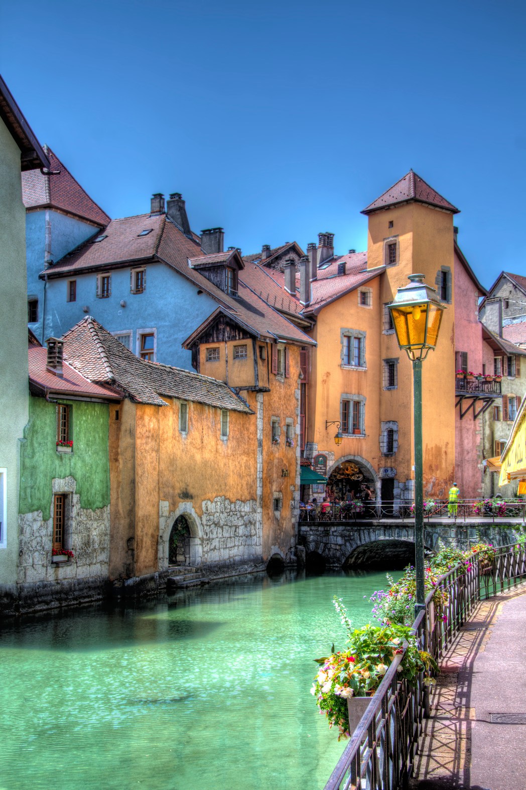 Τα κανάλια και τα πολύχρωμα κτήρια στην παιά πόλη Ανσί της Γαλλίας