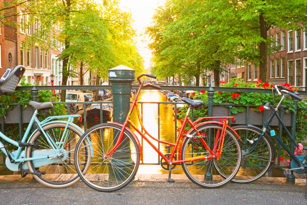 Ποδήλατα σε γέφυρα στο Άμστερνταμ της Ολλανδίας