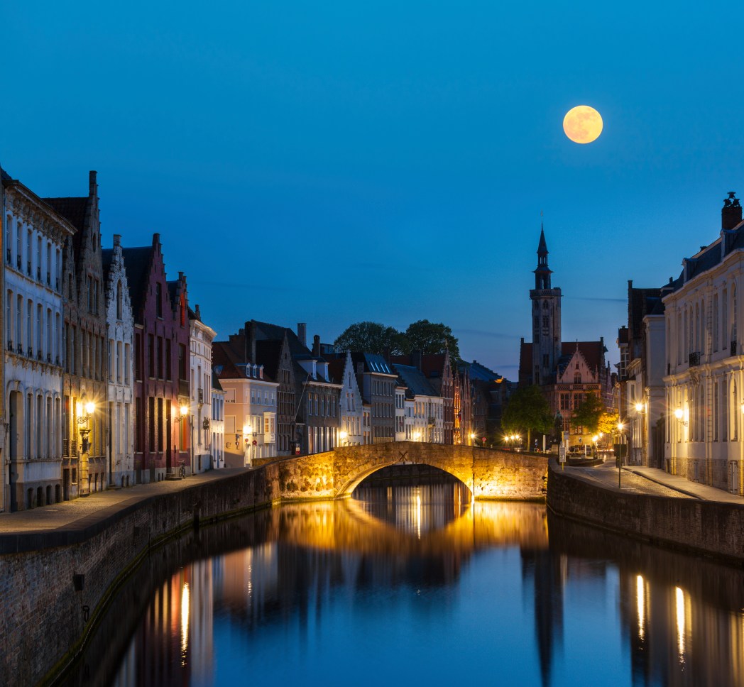 Μια νύχτα με πανσέληνο στη βελγικη πόλη Μπριζ