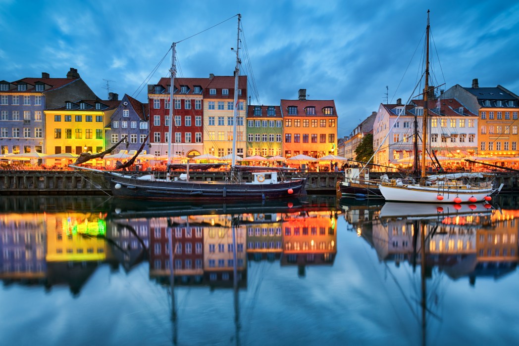 Πολύχρωμα φωτισμένα κτήρια στην Κοπεγχάγη, Δανία